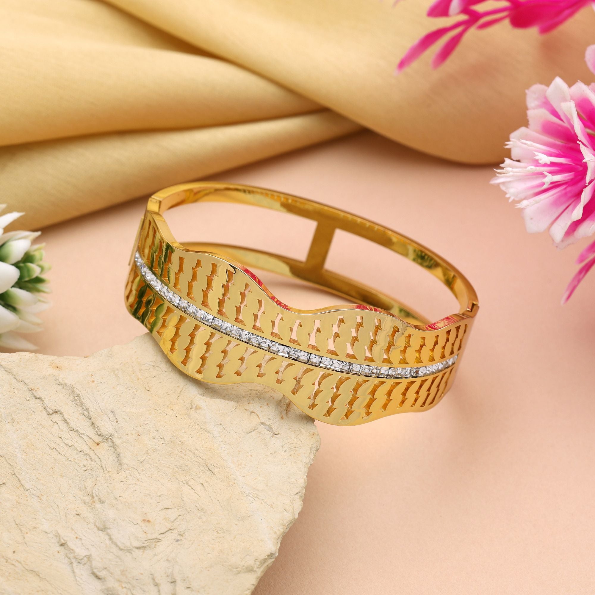 Stylish Gold Color Openable Anti Tarnish Bracelet With Long-Lasting Shine For Daily Use